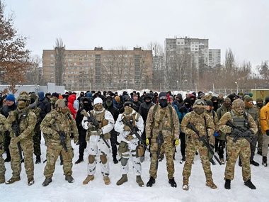 Investigaţie NYT: Administraţia Biden trimite în Ucraina arme şi bani, însă nu şi trupe profesioniste. Oameni care nu ar avea voie să se apropie de câmpul de luptă într-un război condus de SUA sunt activi pe frontul ucrainean ca voluntari. Mint, risipesc şi se ceartă