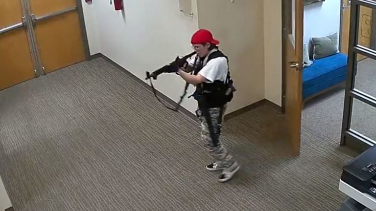 Atacatoarea de la şcoala din Nashville a cumpărat legal şapte arme şi le-a ascuns în casa părinţilor

