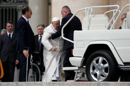 Papa Francisc suferă de o infecţie respiratorie şi urmează să rămână internat ”câteva zile”. El a fost adus la spital cu o ambulanţă, în urma unor ”probleme cardiace”