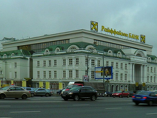 Raiffeisen, una dintre ultimele bănci internaţionale în Rusia, vrea să-şi ”vândă sau scindeze” filiala rusă