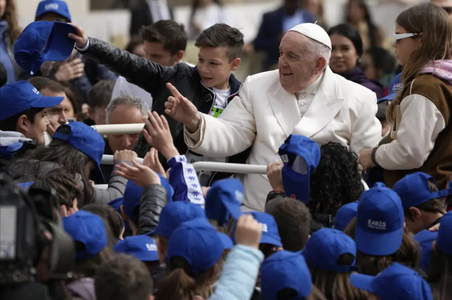 Papa Francisc se simte mai bine după o noapte de spitalizare, şi-a reluat activitatea şi urmează să fie în măsură să ţină duminică slujba de Florii la Vatican