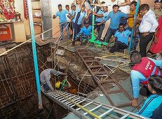 Cel puţin 35 de morţi după ce podeaua unui templu hindus s-a prăbuşit şi oamenii au căzut în puţul uriaş de dedesubt - VIDEO