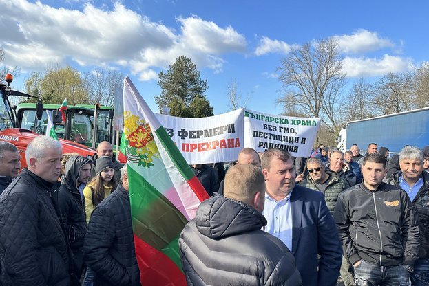 „Nu-l omorâţi pe producătorul bulgar!” Protestele agricultorilor bulgari continuă pentru a treia zi, cu blocaje la graniţa cu România. Ei sunt nemulţumiţi de preţul de dumping al cerealelor ucrainene 