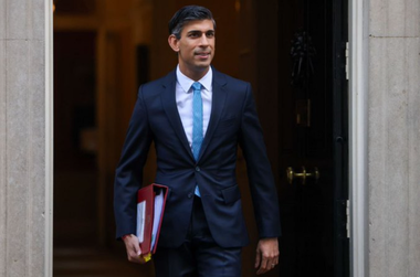 Premierul britanic Rishi Sunak a cheltuit aproape 500.000 de lire sterline pe călătorii cu avionul privat în mai puţin de două săptămâni