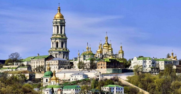 Ucraina: Zeci de credincioşi s-au adunat la Kiev în faţa unei mănăstiri care are aviz de evacuare - VIDEO
