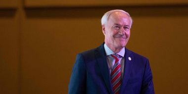 Fostul guvernator al statului american Arkansas Asa Hutchinson îşi anunţă candidatura în alegerile prezidenţiale din 2024 şi-i cere lui Trump să se retragă din cursă după ce a fost inculpat penal