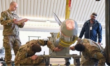 Suspiciuni că o bombă nucleară americană ar fi fost avariată într-un accident la o bază aeriană olandeză - The Guardian