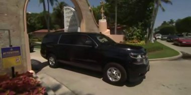Donald Trump a plecat de la Mar-a-Lago pentru a merge la New York, unde marţi va fi pus sub acuzare - VIDEO