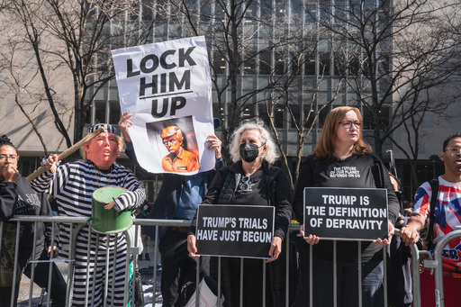 Trump va face doar o scurtă declaraţie înainte de a intra în sala de judecată. Primarul New Yorkului spune că nu există riscul unei ameninţări credibile înainte de punerea sub acuzare a fostului preşedinte 
