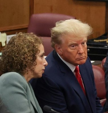 Procesul lui Donald Trump la New York ar putea începe în ianuarie 2024. Fostul preşedinte este învinuit că a orchestrat o serie de plăţi pentru a muşamaliza trei cazuri stânjenitoare pentru el în campania prezidenţială din 2016 