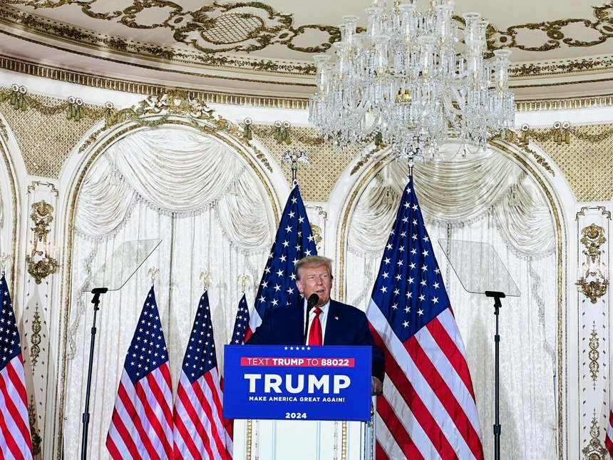 Donald Trump şi-a încheiat brusc discursul după ce a vorbit 25 de minute la reşedinţa sa Mar-a-Lago. În prima sa apariţie publică după punerea sub acuzare, s-a victimizat şi l-a atacat pe Joe Biden. Ivanka şi Melania Trump nu i-au fost alături