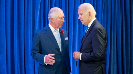 Joe Biden nu va asista la încoronarea lui Charles al III-lea. SUA vor fi reprezentate de către Prima Doamnă Jill Biden, i-a spus la telefon preşedintele regelui 