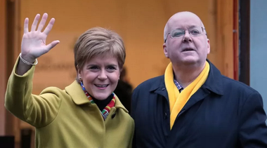 Soţul fostului premier scoţian Nicola Sturgeon, Peter Murrell, arestat într-o anchetă cu privire la finanţarea Partidului Naţional Scoţian. Locuinţa cuplului, la Glasgow, şi sediul SNP, la Edinburgh, percheziţionate