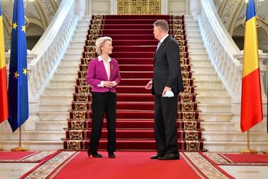NATO se luptă să-şi înlocuiască şeful, în plin război. Cu ce şanse este cotat Klaus Iohannis, potrivit POLITICO