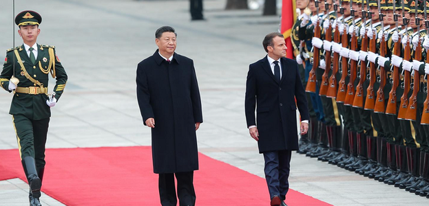 UPDATE-Emmanuel Macron, primit de Xi Jinping pe un covor roşu uriaş, cu Marseilleza, în Piaţa Tiananmen, înaintea unui tête-à-tête la Palatul Poporului