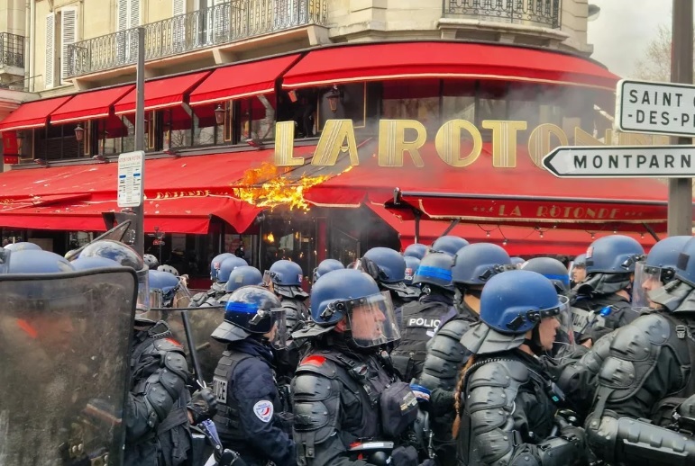 Proteste violente în Franţa: Manifestanţii au luat la ţintă restaurantul La Rotonde, frecventat de Emmanuel Macron. Pompierii au intervenit să stingă un incendiu - VIDEO, FOTO