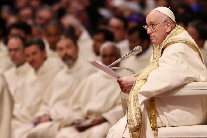 Credincioşii catolici sărbătoresc Învierea. Papa Francisc încurajează speranţa în mijlocul "rafalelor îngheţate ale războiului"
