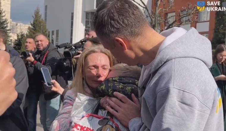 31 de copii ucraineni au fost readuşi acasă din Rusia, după o operaţiune complicată. Mamă: "A fost sfâşietor să mă uit la cei rămaşi în urmă, care plângeau în spatele gardului" - VIDEO
