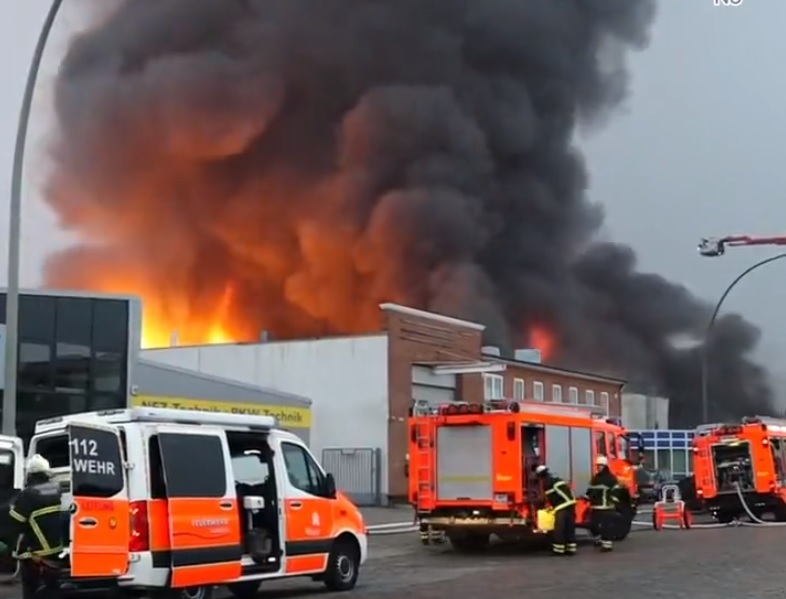 Avertizare de nor toxic la Hamburg, după un incendiu de proporţii la mai multe depozite - VIDEO