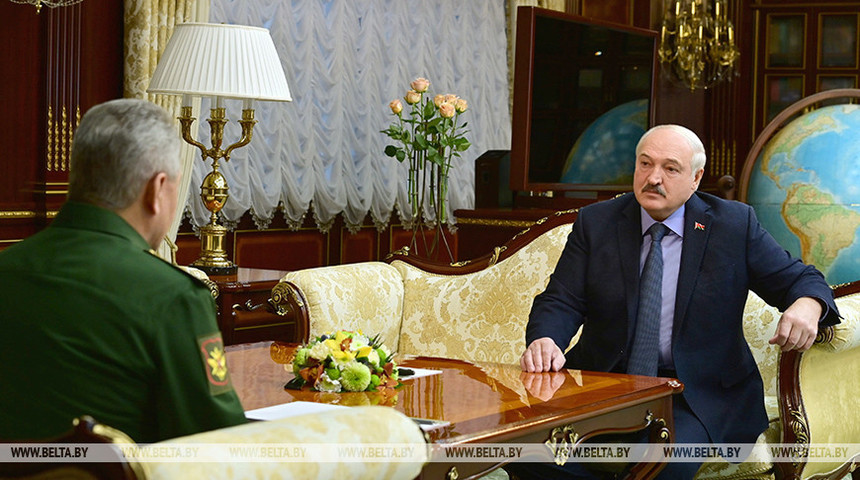 Serghei Şoigu este la Minsk şi s-a întâlnit cu Aleksandr Lukaşenko. Liderul din Belarus cere Moscovei garanţii de securitate