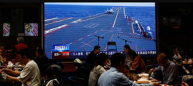 Kremlinul susţine Operaţiunea chineză ”Joint Sword” în Taiwan. Armata chineză anunţă simularea unei ”blocade aeriene” în a treia zi de manevre, după simularea unor bombardamente ţintite. Portavionul Shandong a participat la exerciţiu