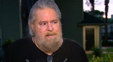 Un profesor american de psihologie, Jeffrey Keene, dat afară după ce le cere elevilor săi de la Liceul Dr. Phillips, în apropiere de Orlando, în Florda să-şi scrie necrologul într-o simulare a unui atac armat în şcoală