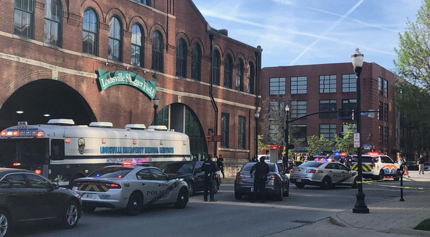UPDATE-Un atacator deschide focul în Old National Bank, la Louisville, în Kentucky, ucide patru persoane şi răneşte alte opt, inclusiv doi agenţi