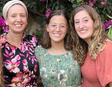 O israeliano-britanică, Lucy Leah Dee, rănită într-un atentat în Cisiordania ocupată, în care i-au fost ucise cele două fiice, moare din cauza rănilor la Spitalul Hadassah din Ierusalim