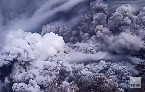 Pericol în Extremul Orient rus: Un vulcan a erupt în Kamceatka, acoperind sate cu cenuşă şi provocând un cod roşu în aviaţie - VIDEO