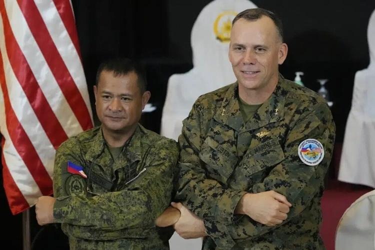SUA şi Filipine lansează cele mai ample exerciţii militare în Marea Chinei de Sud, de natură să irite Beijingul. China îşi păstrează nave şi avioane în jurul Taiwanului