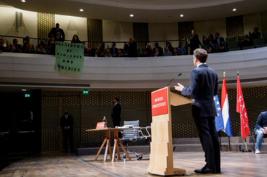 Emmanuel Macron, întrerupt de manifestanţi, la Haga, la începutul discursului despre viitorul UE. ”Unde este democraţia franceză?”, ”Convenţia (luptei împotriva modificărilor) climatice nu este respectată!”, au urlat ei şi au afişat o banderolă cu mesajul, în engleză, ”Preşedintele violenţei şi ipocriziei”