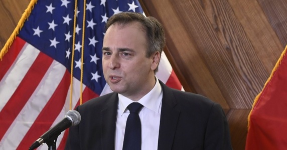 Ambasadorul SUA la Budapesta a convocat pentru miercuri o conferinţă de presă. Presa maghiară scrie că Ungaria ar putea fi scoasă din Visa Waiver sau din FACTA. Oficial ungar: Washingtonul vrea să forţeze Ungaria să fie pro-război