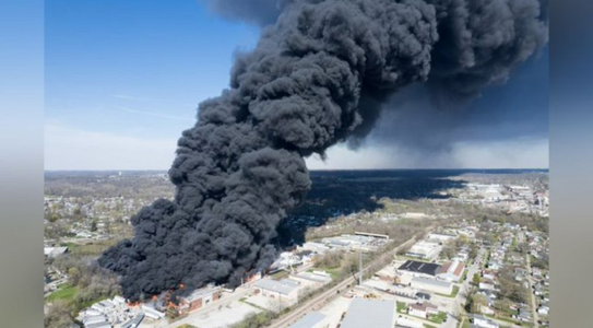 Mii de americani evacuaţi în urma unui incendiu într-o fabrică abandonată de reciclarea plasticului la Richmond, în Indiana