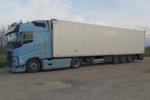 Poliţia ungară a găsit 17 migranţi înghesuiţi într-un camion, aproape de asfixiere. Un pont de la poliţia română le-a salvat viaţa - FOTO