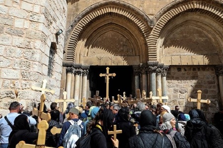 Creştinii ortodocşi aflaţi în Ierusalim aşteaptă noaptea sfântă a Paştelui, sub restricţiile ferme ale poliţiei