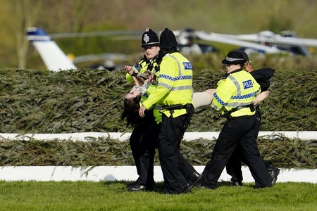 Cursa anuală de cai Grand National din Marea Britanie a fost întârziată de protestatari; 118 persoane au fost arestate