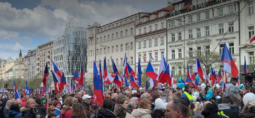 Cehia: Mii de oameni au participat la o manifestaţie antiguvernamentală, la Praga