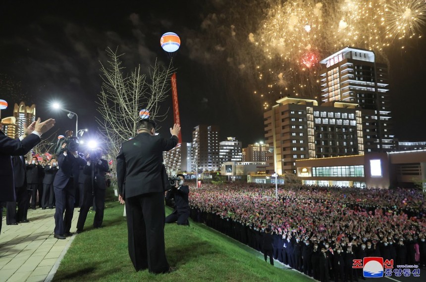 Coreea de Nord: Kim Jong Un, prezent la o ceremonie pentru a sărbători finalizarea a 10.000 de noi apartamente în Phenian - FOTO