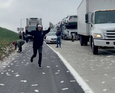 Un american, Colin Davis McCarthy, aruncă pe geamul maşinii, pe o autostradă, în Oregon, 200.000 de dolari şi creează haos