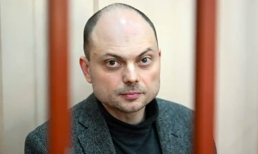 Opozantul rus Vladimir Kara-Murza, găsit vinovat de ”înaltă trădare”, difuzare de ”informaţii false” despre armata rusă şi muncă ilegală pentru o organizaţie ”indezirabilă”, condamnat la 25 de ani de închisoare. El urmează să facă apel