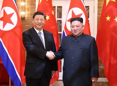 Xi Jinping îi transmite într-un mesaj lui Kim Jong Un că vrea să treacă la ”etapa superioară” a cooperării între China şi Coreea de Nord. ”Prietenia tradiţională” chinezo-nord-coreeană ”rezistă de mult timp provocărilor schimbărilor situaţiei internaţiona