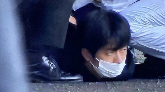 Suspectul în atacul cu dispozitiv exploziv artizanal care l-a vizat pe premierul Fumio Kishida în weekend, Ryuji Kimura, se află în proces cu Guvernul privind interdicţia de a candida la Senat până la vârsta de 30 de ani