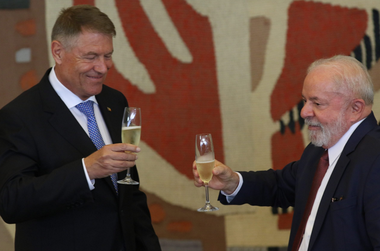 Lula condamnă, la un dejun cu Klaus Iohannis, ”încălcarea integrităţii teritoriale a Ucrainei” şi răspunde astfel acuzaţiilor SUA potrivit cărora se face ”ecoul propagandei ruse şi chineze”
