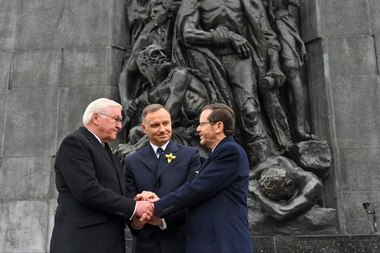 Preşedintele Germaniei şi-a cerut iertare pentru crimele compatrioţilor săi, la 80 de ani de la revolta ghetoului din Varşovia, şi l-a criticat pe Putin 