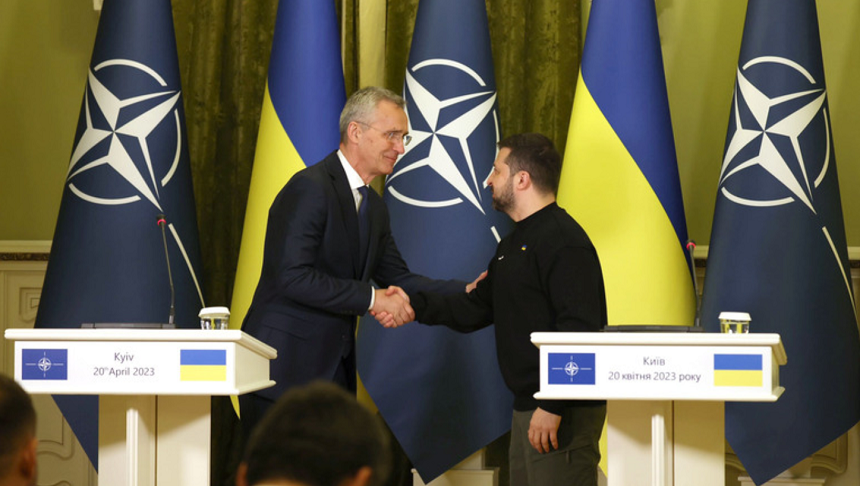 UPDATE-Zelenski îi cere lui Stoltenberg, la Kiev, ca NATO să invite Ucraina să adere, pentru a ”depăşi reticenţe” ale unor aliaţi de a livra armament ”cu rază lungă de acţiune, aviaţie modernă, artilerie, vehicule blindate” în lupta împotriva Rusiei