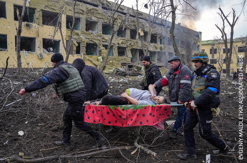 Un ucrainean, Evghenii Maloletka, de la Associated Press (AP), laureatul concursului de fotojurnalism World Press Photo, cu o imagine de la bombardarea maternităţii din Mariupol
