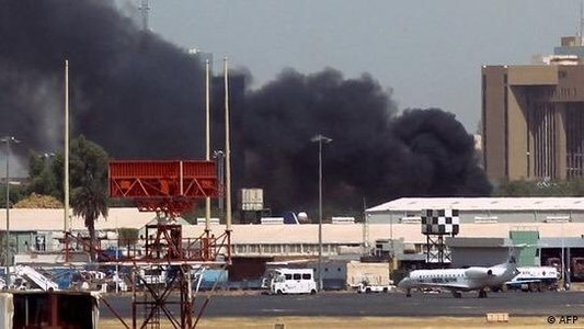 Lupte în Sudan - UE încearcă să evacueze 1.500 de cetăţeni europeni din Khartoum, Pentagonul vrea să evacueze Ambasada SUA, dar cum? Spaţiul aerian al Sudanului este închis, aeroportul bombardat / Angajaţi ai ONU au fost ucişi