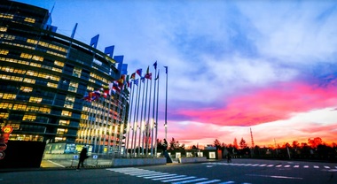 POLITICO: Cocktailuri flambate şi un deputat luat la pumni - cum se distrează europarlamentarii când ies noaptea în oraş