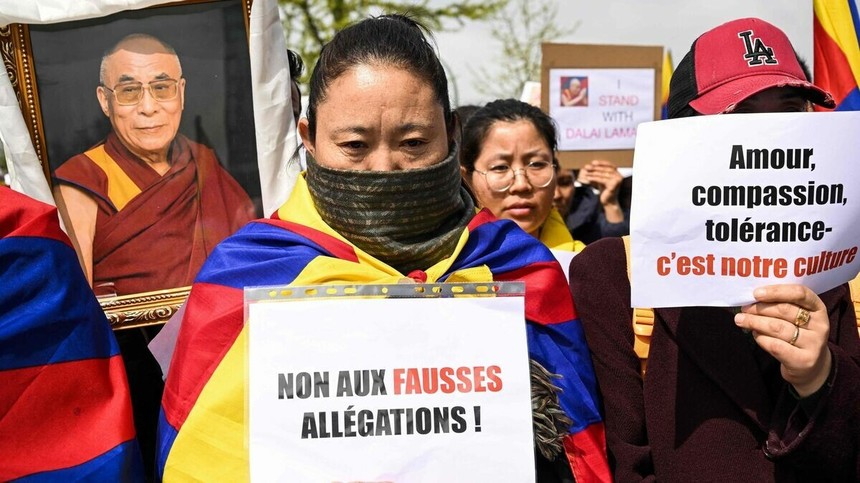 Sute de tibetani au demonstrat la Paris în sprijinul lui Dalai Lama, reproşând presei occidentale că face jocurile Chinei. Ce înseamnă în cultura tibetană expresia "mănâncă-mi limba"