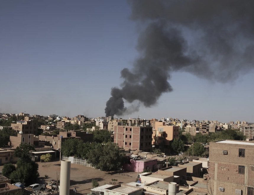 SUA şi-au extras diplomaţii din Sudan printr-o operaţiune ca în filmele de acţiune, dar evacuările altor state întâmpină dificultăţi. Un convoi de cetăţeni francezi a fost atacat